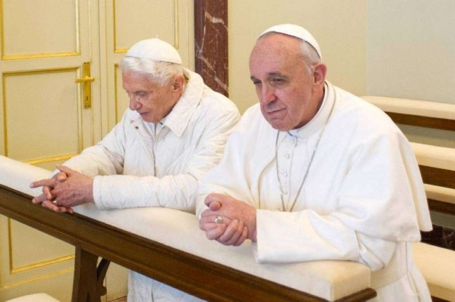 Papa Francesco e il vescovo di Roma emerito, Benedetto XVI, in un momento di preghiera comune.